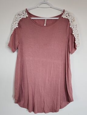Apostrophe Mauve Short Sleeve Tunic with White Floral Lace Shoulders